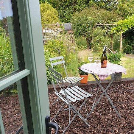 The Bothy Near Tenby, Big Projector Screen, Four-Poster Bed, On-Site Hot Tub Access Via Spa Pack, Breakfast 외부 사진