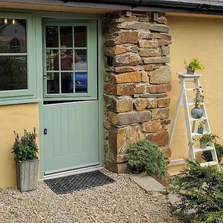 The Bothy Near Tenby, Big Projector Screen, Four-Poster Bed, On-Site Hot Tub Access Via Spa Pack, Breakfast 외부 사진