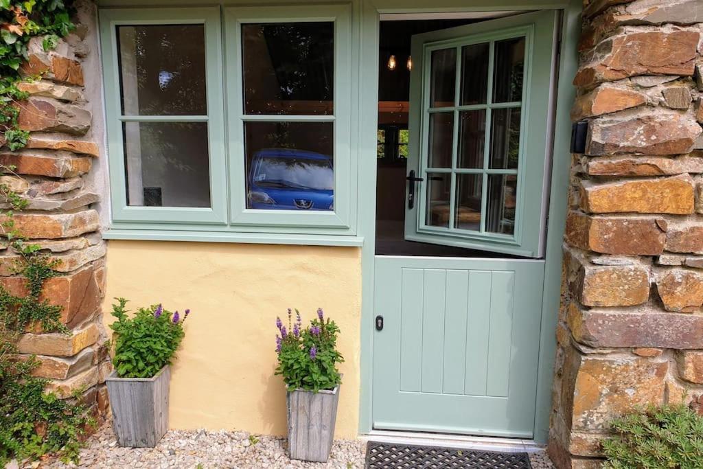 The Bothy Near Tenby, Big Projector Screen, Four-Poster Bed, On-Site Hot Tub Access Via Spa Pack, Breakfast 외부 사진