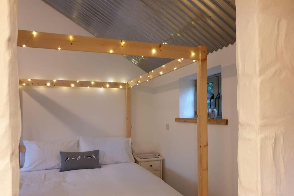 The Bothy Near Tenby, Big Projector Screen, Four-Poster Bed, On-Site Hot Tub Access Via Spa Pack, Breakfast 외부 사진