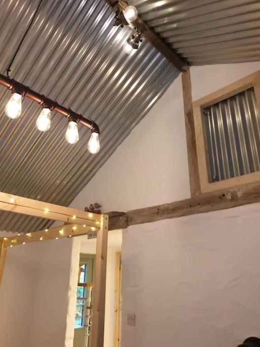 The Bothy Near Tenby, Big Projector Screen, Four-Poster Bed, On-Site Hot Tub Access Via Spa Pack, Breakfast 외부 사진