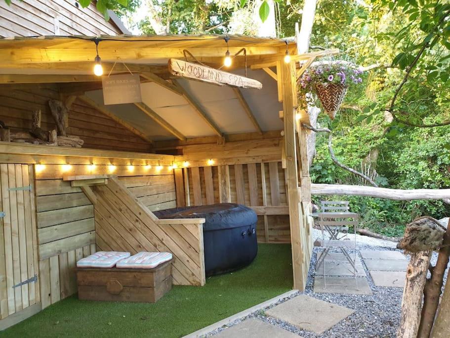 The Bothy Near Tenby, Big Projector Screen, Four-Poster Bed, On-Site Hot Tub Access Via Spa Pack, Breakfast 외부 사진