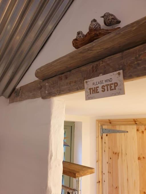 The Bothy Near Tenby, Big Projector Screen, Four-Poster Bed, On-Site Hot Tub Access Via Spa Pack, Breakfast 외부 사진