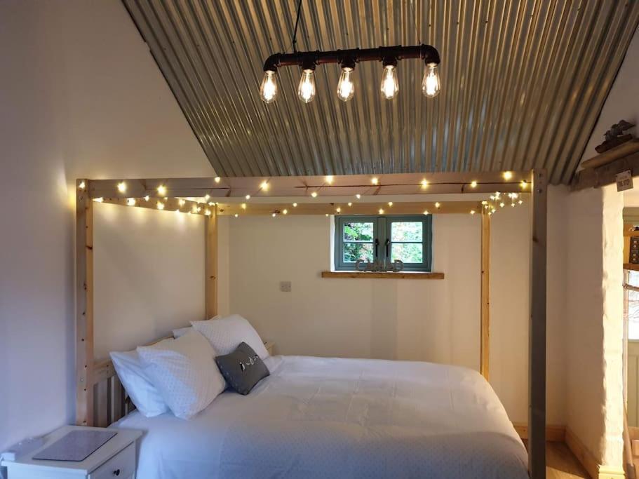 The Bothy Near Tenby, Big Projector Screen, Four-Poster Bed, On-Site Hot Tub Access Via Spa Pack, Breakfast 외부 사진