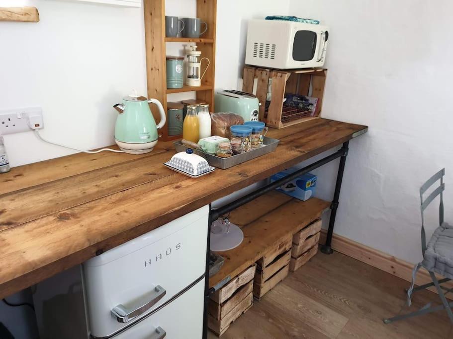 The Bothy Near Tenby, Big Projector Screen, Four-Poster Bed, On-Site Hot Tub Access Via Spa Pack, Breakfast 외부 사진